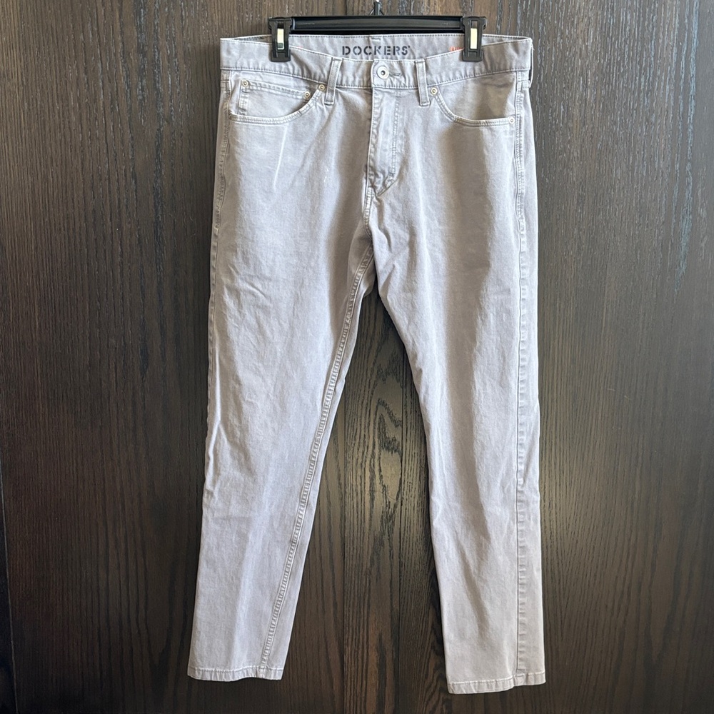 Dockers Men’s Slim Straight Jeans in Light Gray Wash